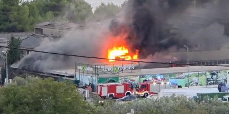Gusti crni dim nadvio se nad Kaštelima: Gori skladište prodajnog centra Eurogarden
