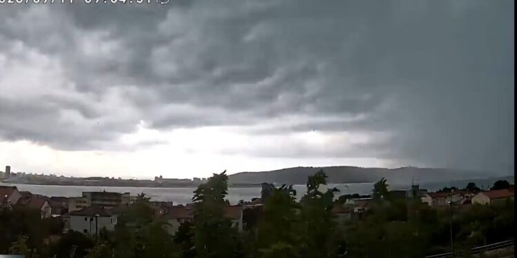 Kamera iz Kaštela zabilježila olujni oblak koji je Splitu donio poplave, pogledajte dramatičan timelapse
