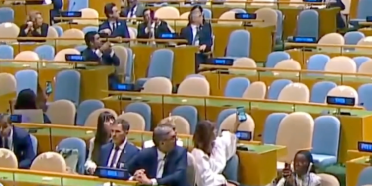 Kamere snimile što Vučić pred cijelim svijetom radi u dvorani UN-a