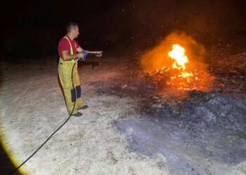 Kod Livna zatekli dvije osobe kako pale odbačeni otpad: Vatrogasci spriječili širenje požara