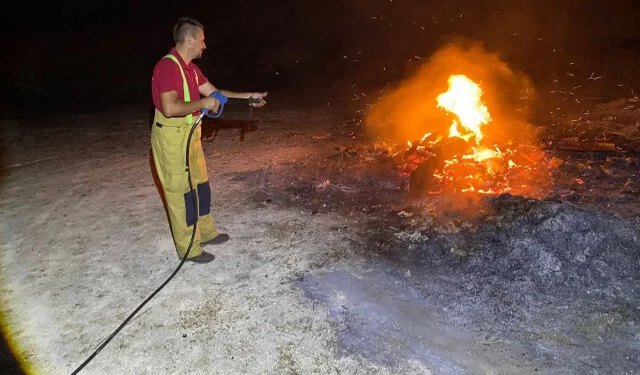 Kod Livna zatekli dvije osobe kako pale odbačeni otpad: Vatrogasci spriječili širenje požara