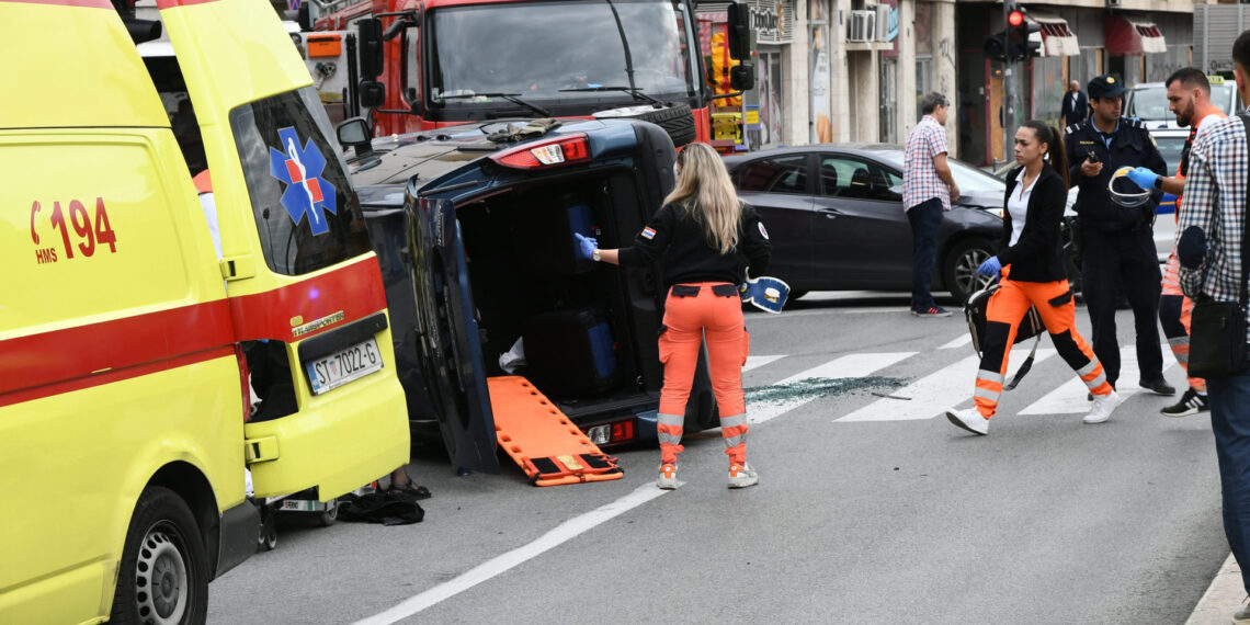 Krš i lom u Hercegovini: U sudaru dva automobila ozlijeđeno 12 osoba