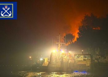 Ljudi s Brača bježali pred vatrom: U velikoj akciji evakuirano ih više od 600