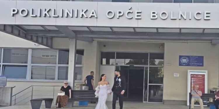 MLADENCI PRED BOLNICOM IZMAMILI OSMIJEHE PACIJENTIMA Iza fotografiranja krije se posebna priča