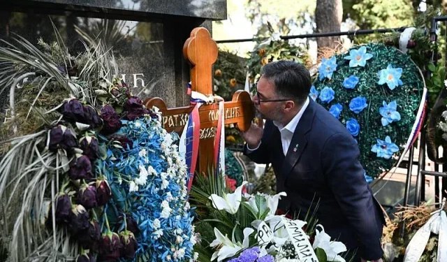 Ministar Košarac posjetio grob Ratka Mladića, položio vijenac i poljubio križ