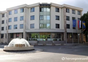 Muškarac iz Gacka optužen za napad na nastavnika pred deset učenika: Uhvatio ga za vrat i prijetio zbog sinove ocjene