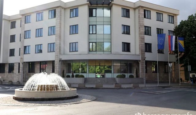 Muškarac iz Gacka optužen za napad na nastavnika pred deset učenika: Uhvatio ga za vrat i prijetio zbog sinove ocjene