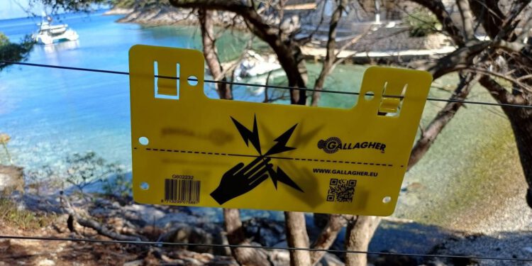 NIKAD BRŽA REAKCIJA INSPEKCIJE! Belgijcu naređeno hitno uklanjanje električne ograde s pomorskog dobra, on tvrdio da “nije poznavao hrvatske zakone!”