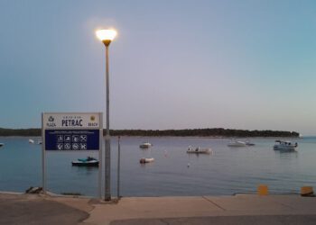 Na rabskim plažama izbrojano 45 ilegalnih bova, a uklonio ih nije – nitko!