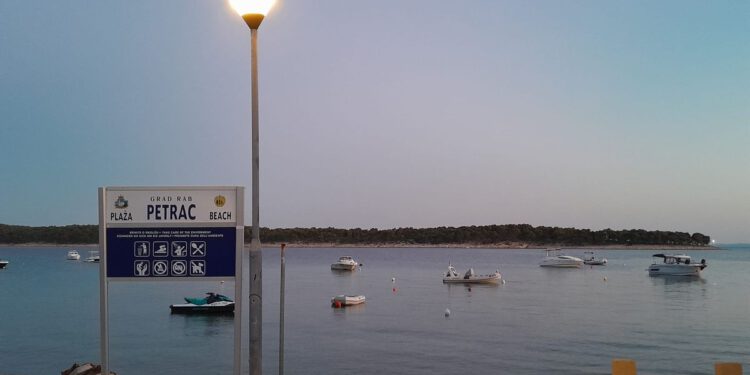 Na rabskim plažama izbrojano 45 ilegalnih bova, a uklonio ih nije – nitko!
