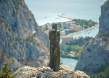 Na stijeni kod Mile Gojsalić osvanuo natpis na ćirilici: “Ravno terorizmu”