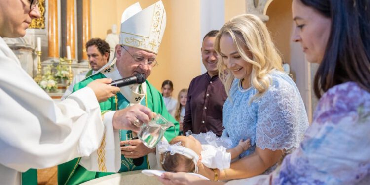 Nadbiskup Križić u Vrlici krstio peto dijete obitelji Maras: “Djeci ne trebaju savršeni roditelji”
