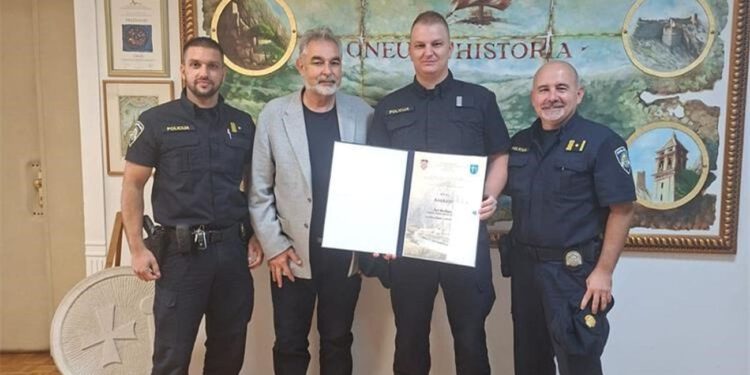 Nagrađeni za predan rad, a nagrade daruju drugima: Omiški policajci pomažu nakon požara