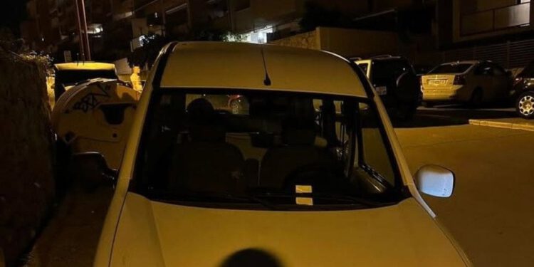 Netko je u Splitu razbio retrovizor i otišao, a onda se pojavio misteriozni papirić: “Da sam slobodna, javila bi mu se”