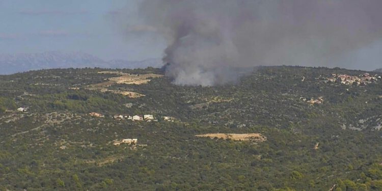 Novi požar u Dalmaciji. Gori kod Sevida, sa Brača preusmjerene zračne snage