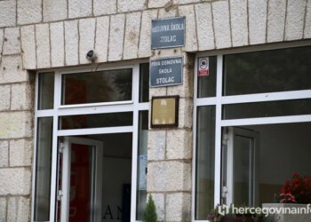 Novi zaplet u školi u Stocu: Dio roditelja stao uz ravnatelja i promjenu smjena