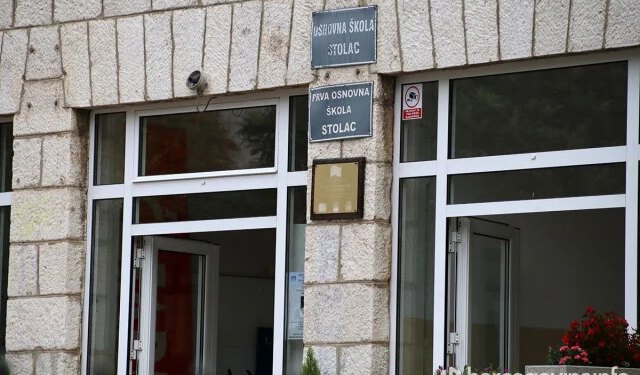 Novi zaplet u školi u Stocu: Dio roditelja stao uz ravnatelja i promjenu smjena