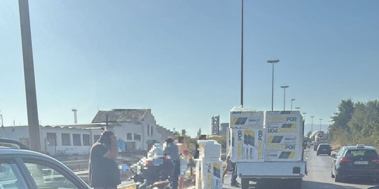 Oprez na brzoj cesti iza Širine: Teret ispao iz vozila, stvaraju se gužve