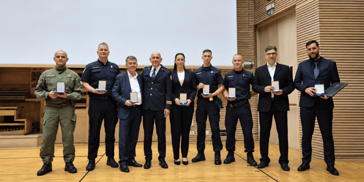 Ovo su heroji splitsko-dalmatinske policije: Skakali u more, silazili u provaliju i ulazili u požar da spase živote