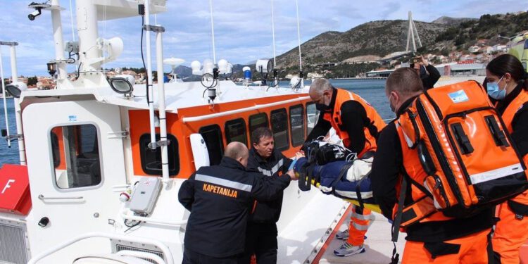 Pacijent hitno evakuiran s putničkog broda i prevezen u dubrovačku bolnicu