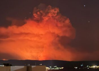 Paklena noć je pred vatrogascima. Pogledajte s čim se bore, požar i dalje divlja
