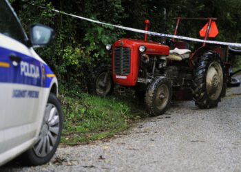 Penzionerka iz Đurđevca pretjecala traktor na uskoj cesti, nije baš dobro završilo