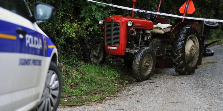 Penzionerka iz Đurđevca pretjecala traktor na uskoj cesti, nije baš dobro završilo