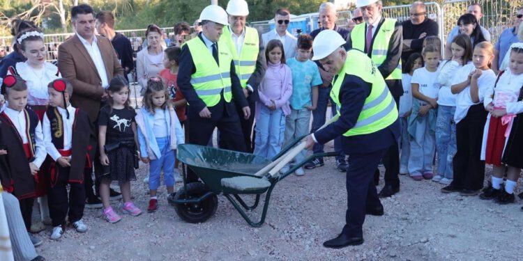 Počela izgradnja Područne škole u Košutama kod Trilja: Učenici i učitelji dobit će jednosmjenski rad i uvjete kakve zaslužuju