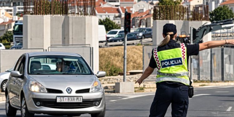 Policajka sa solinskog raskrižja “ruši Internet”: Video prešao 1.4 milijuna pregleda, komentari pljušte