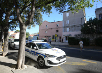 Policija otkrila detalje strašnog zločina u Šibeniku: Prvo je napao muškarca, onda se okomio na ženu