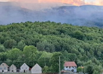 Požar između Tomislavgrada i Rame još nije pod kontrolom, stigao helikopter OS BiH, zatražena međunarodna pomoć