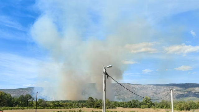 Požar kod Gruda širi se prema Hrvatskoj, angažiran Air Tractor