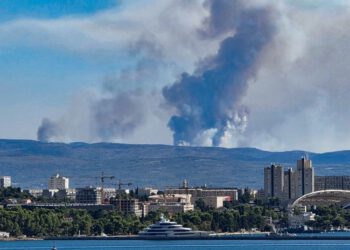 Požar na Braču i dalje divlja: Velika je fronta i požar ima više krakova. Probleme radi i vjetar