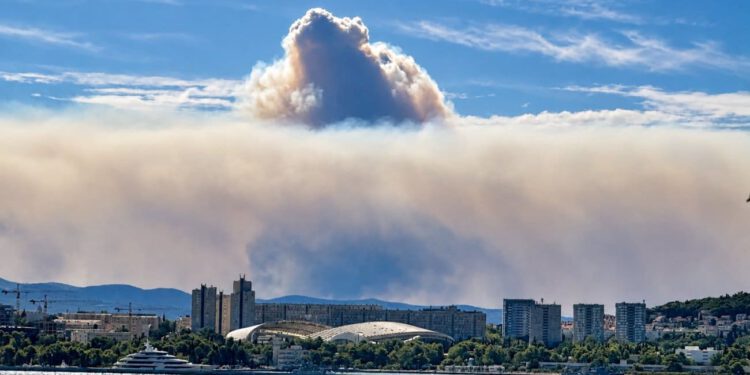 Požar na Braču stvorio golemi oblak: Evo što pojava pyrocumulusa znači