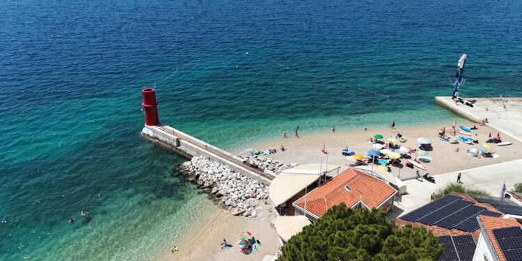 Pred nama je još jedan pretežno sunčan i iznadprosječno topao dan, no potkraj dana stiže promjena vjetra