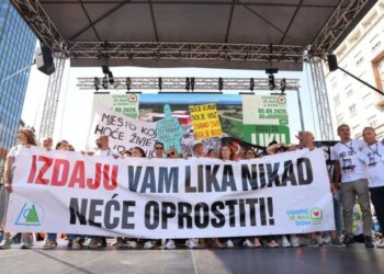 Prepun Trg bana Jelačića ustao za Liku: Zbog 33.000 tona opasnog otpada odjekivalo ‘Odlazi, HDZ!’