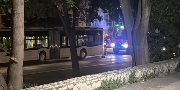 Prometov autobus zaustavio se u Vukovarskoj zbog dima. Dojurili vatrogasci