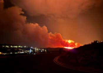 Prve snimke požara sa samog Brača: Vatra se vrlo brzo širi, ali s mora stiže ono čemu se svi nadaju