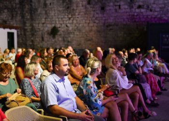 Prvo izdanje festivala City of Masters završeno revijom Monochromatic Viktora Drage u kuli Kamerlengo