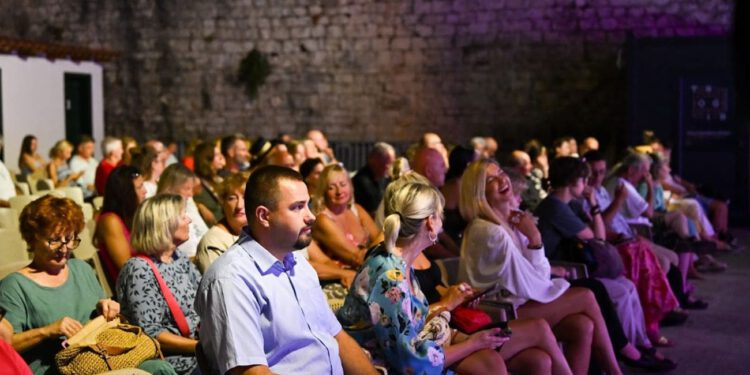 Prvo izdanje festivala City of Masters završeno revijom Monochromatic Viktora Drage u kuli Kamerlengo