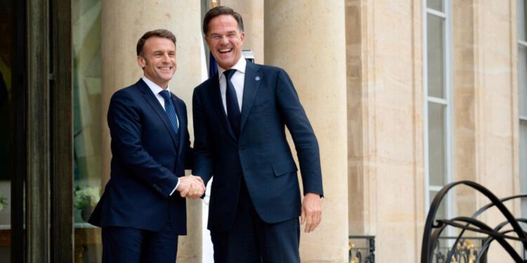 Rutte rekao da NATO namjerno ne precizira svoj čl. 5 da bi zbunio protivnike, i izazvao smijeh u dvorani