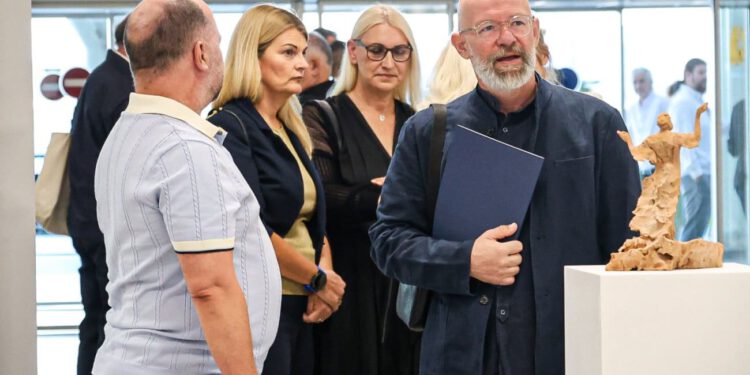 SVETI JERONIM U splitskoj zračnoj luci otvorena izložba 24 umjetnika: “Poletimo na svjetske destinacije”