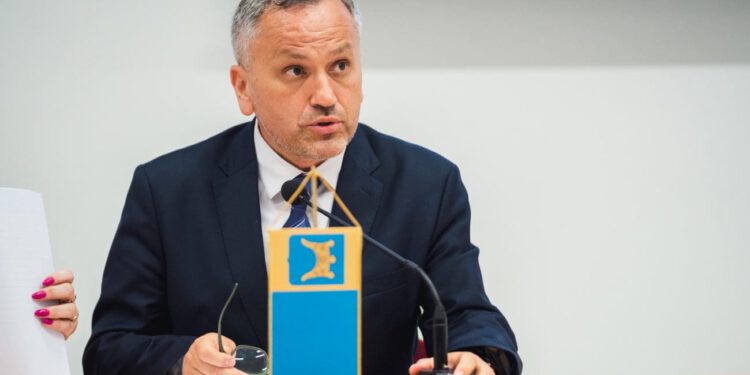 Šimundić feminizam nazvao “luđačkom ideologijom”, stigao žestok odgovor: “Ne zaslužuje biti na čelu Skupštine”