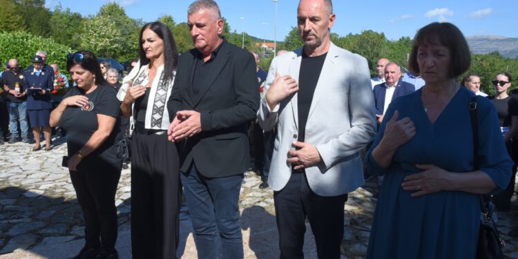 Sinj se prisjetio devetorice poginulih policajaca i redarstvenika: “Njihova žrtva nikada ne smije biti zaboravljena”