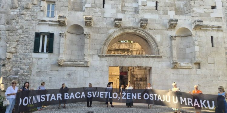 Snažna poruka osvanula jutros u centru Splita: Domine upozorile na nasilje nad ženama