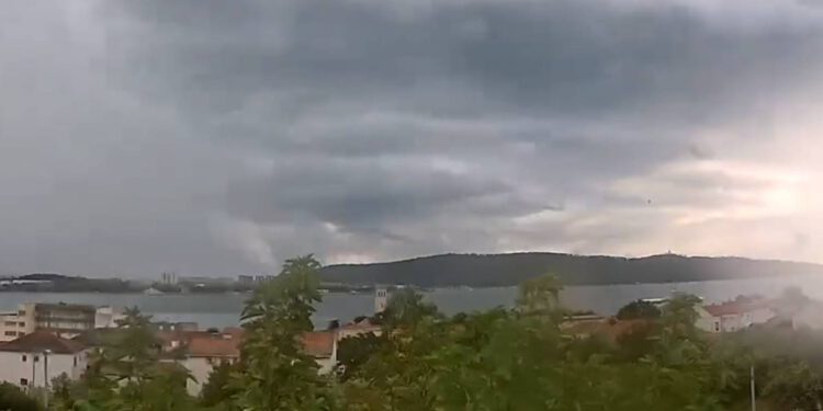 Snimka iz Kaštela prikazuje kako je oluja u samo sat vremena potopila grad