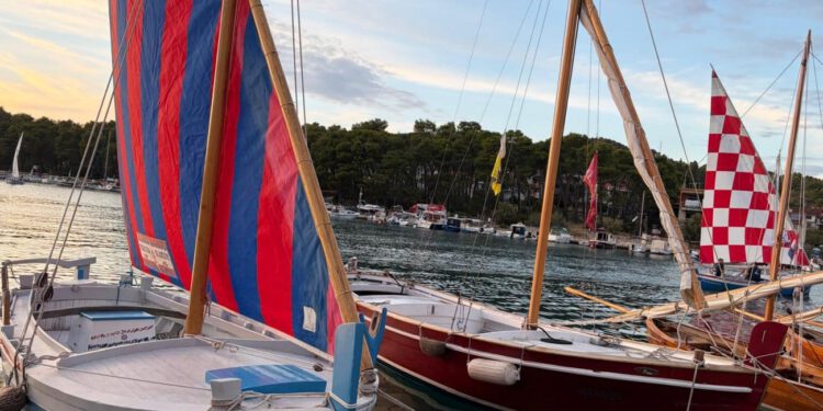 Spektakl na Hvaru: 52 drvena broda ispunila valu, stiže Petar Grašo