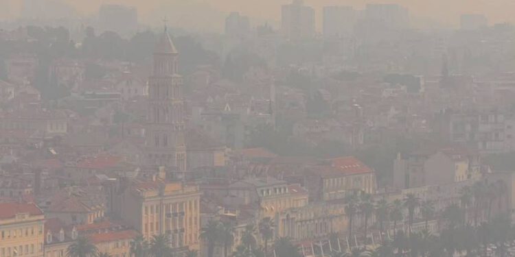 Gusti dim iz BiH prekrio Dalmaciju: Zrak onečišćen, stručnjaci poslali važno upozorenje građanima!