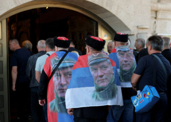 Sramotni prizori u Beogradu, tisuće Srba plače za Mladićem: Na lijesu sablja i kapa, čuva ga vojska