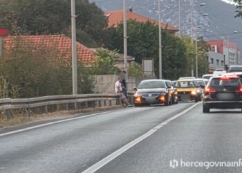 Sudar Passata i Audija na M-17 u Mostaru, gužve u oba smjera